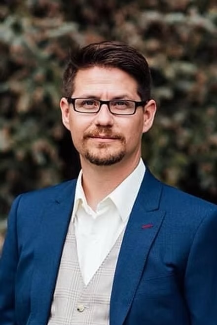 Headshot of William Ecker.