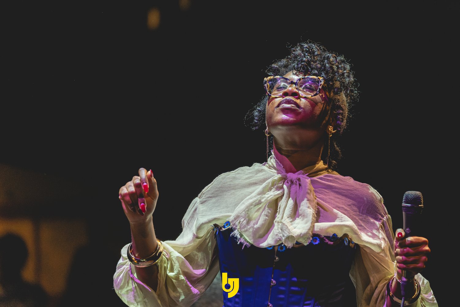 Ekep Nkwelle singing with a microphone in her hand